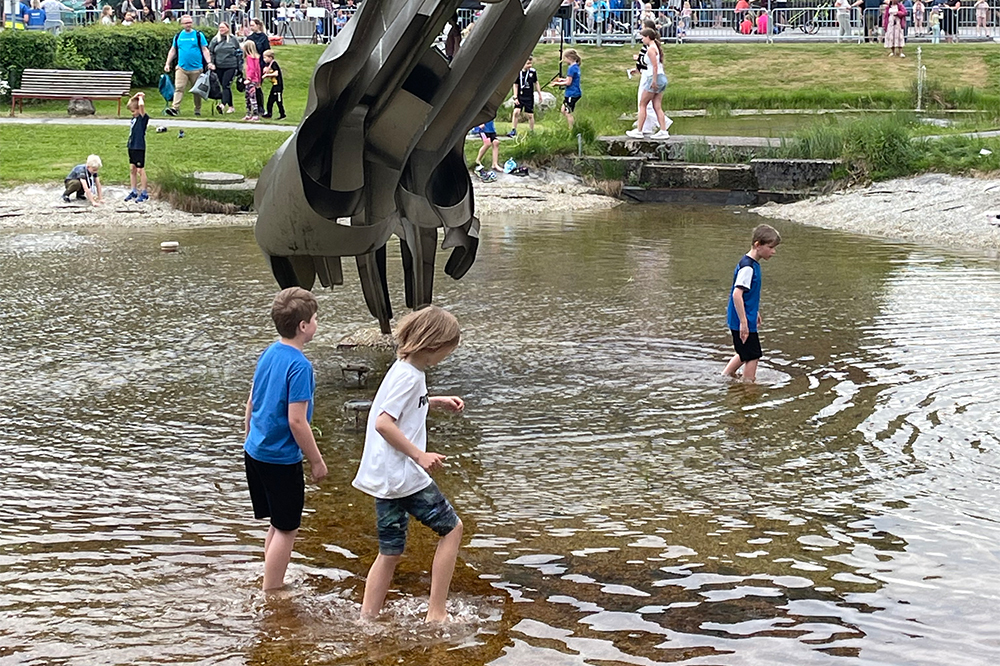 To gutar som leiker i vatnet