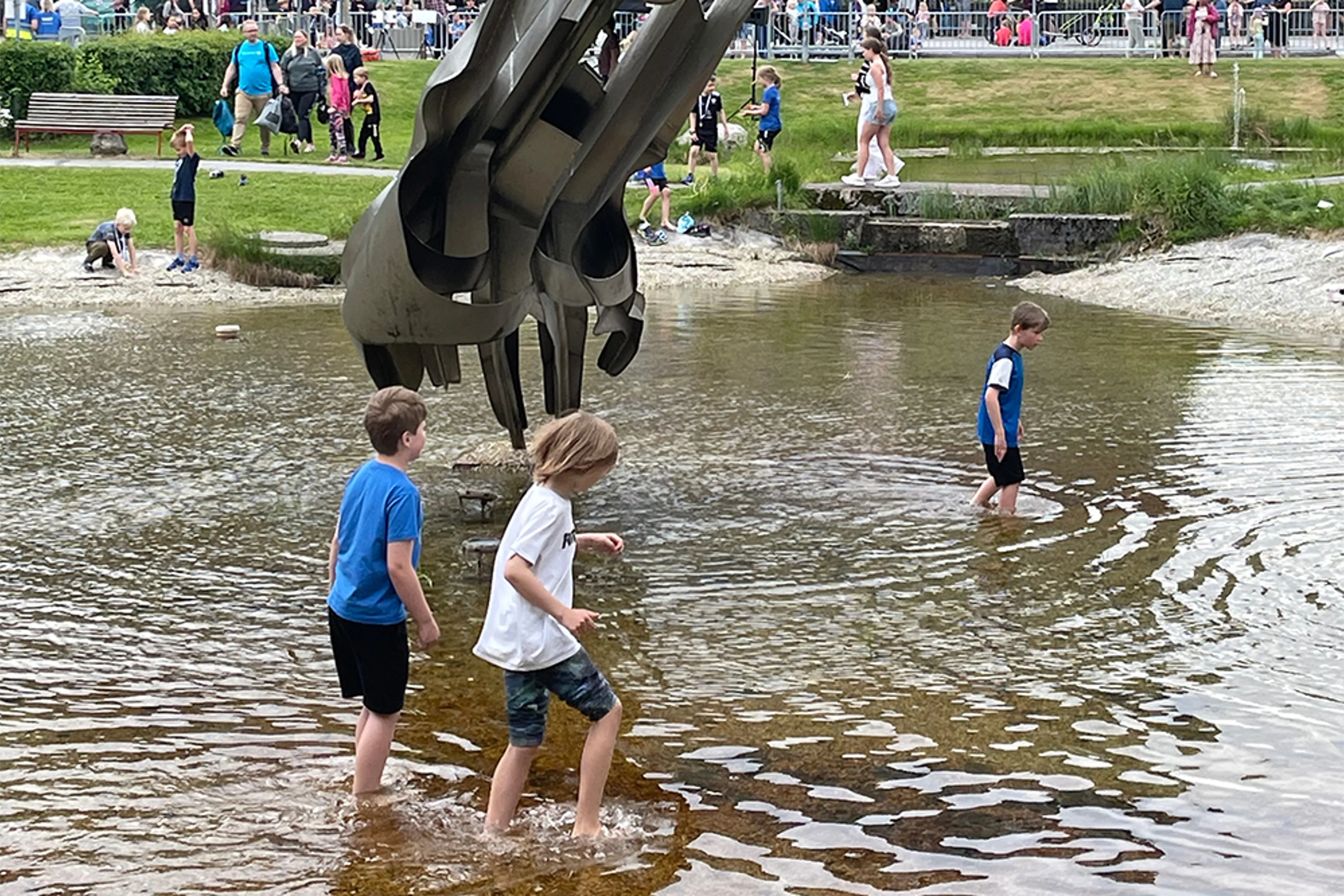 To gutar som leiker i vatnet