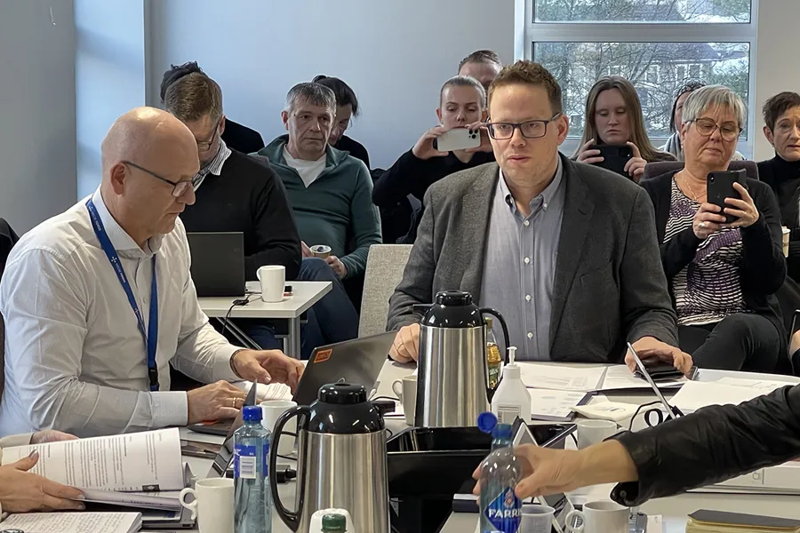 Ei gruppe menneske som sit ved eit bord
