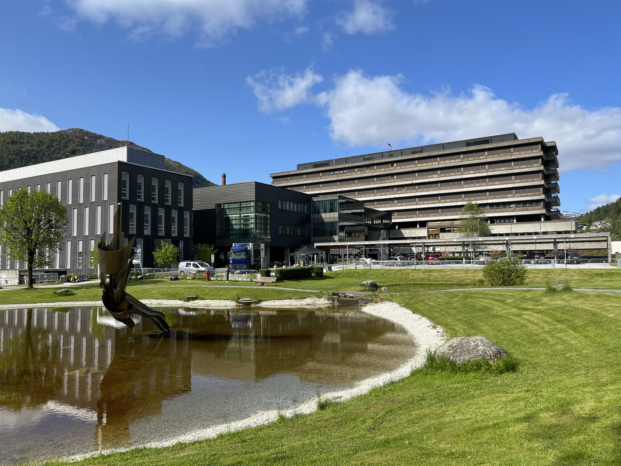 Et oversiktsbilde med park og bygning i bakgrunn