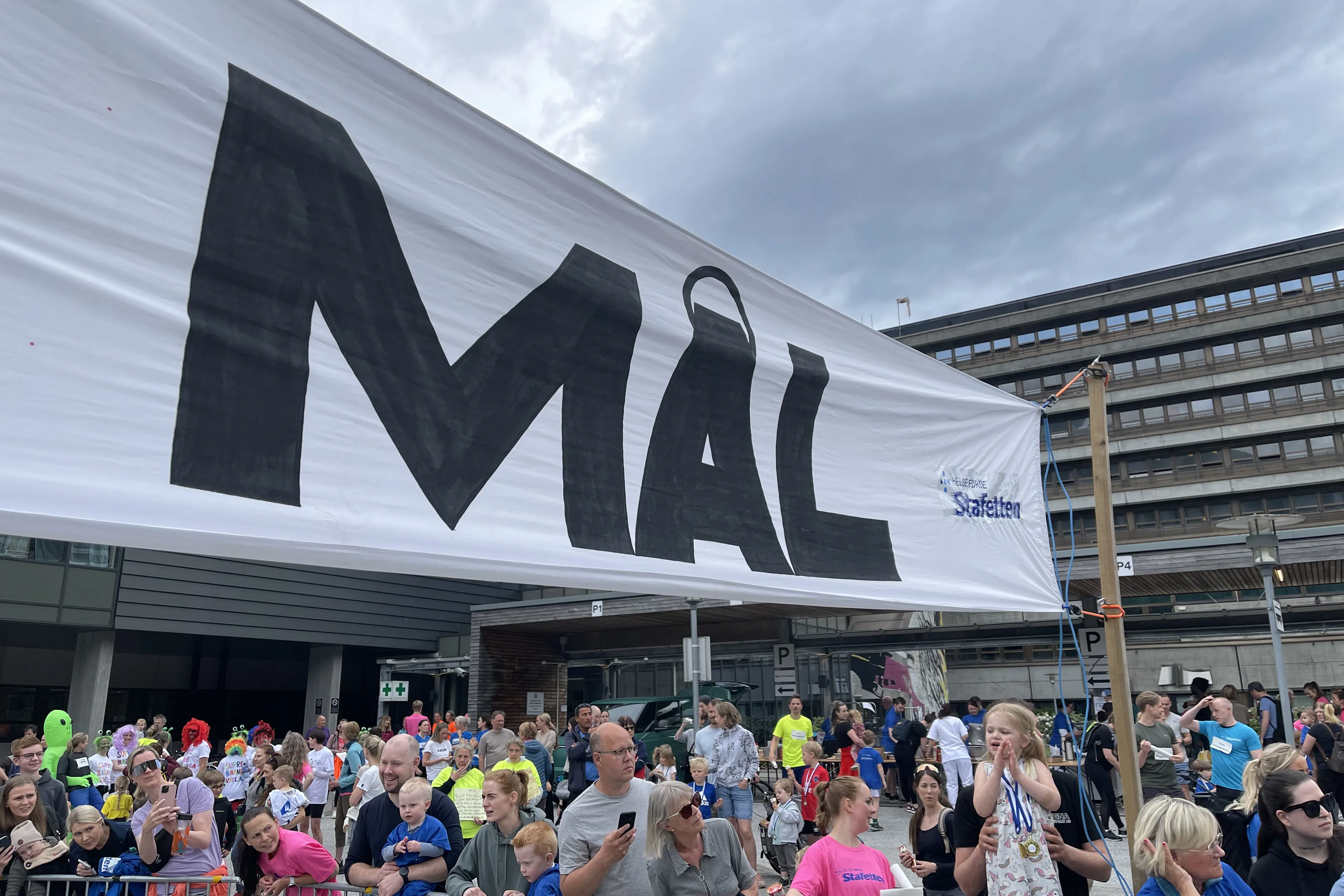 Målstreken foran ein folkemengde utanfor Førde sentralsjukehus