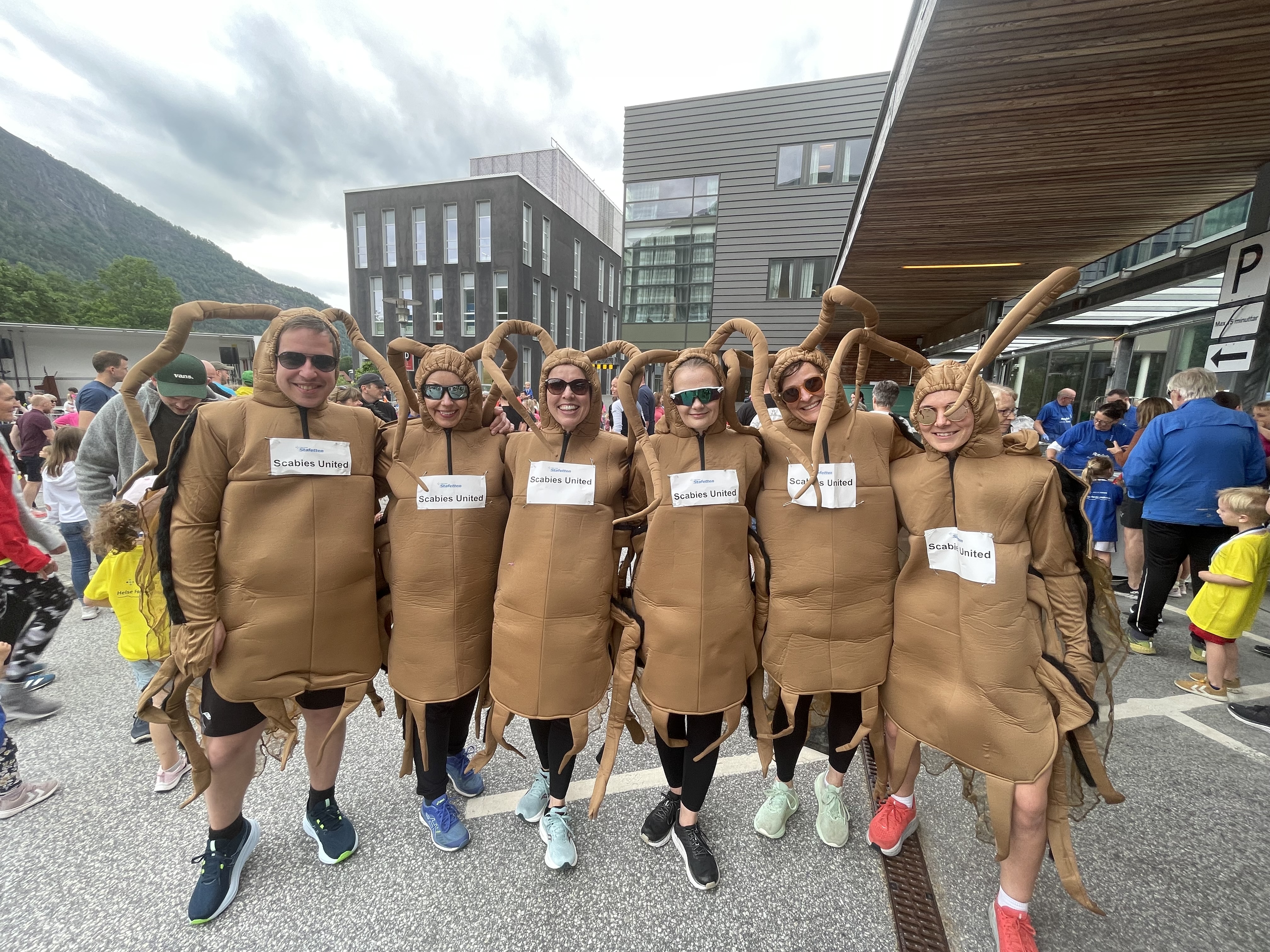 Ei gruppe menneske i kostyme, utkledd som skabb