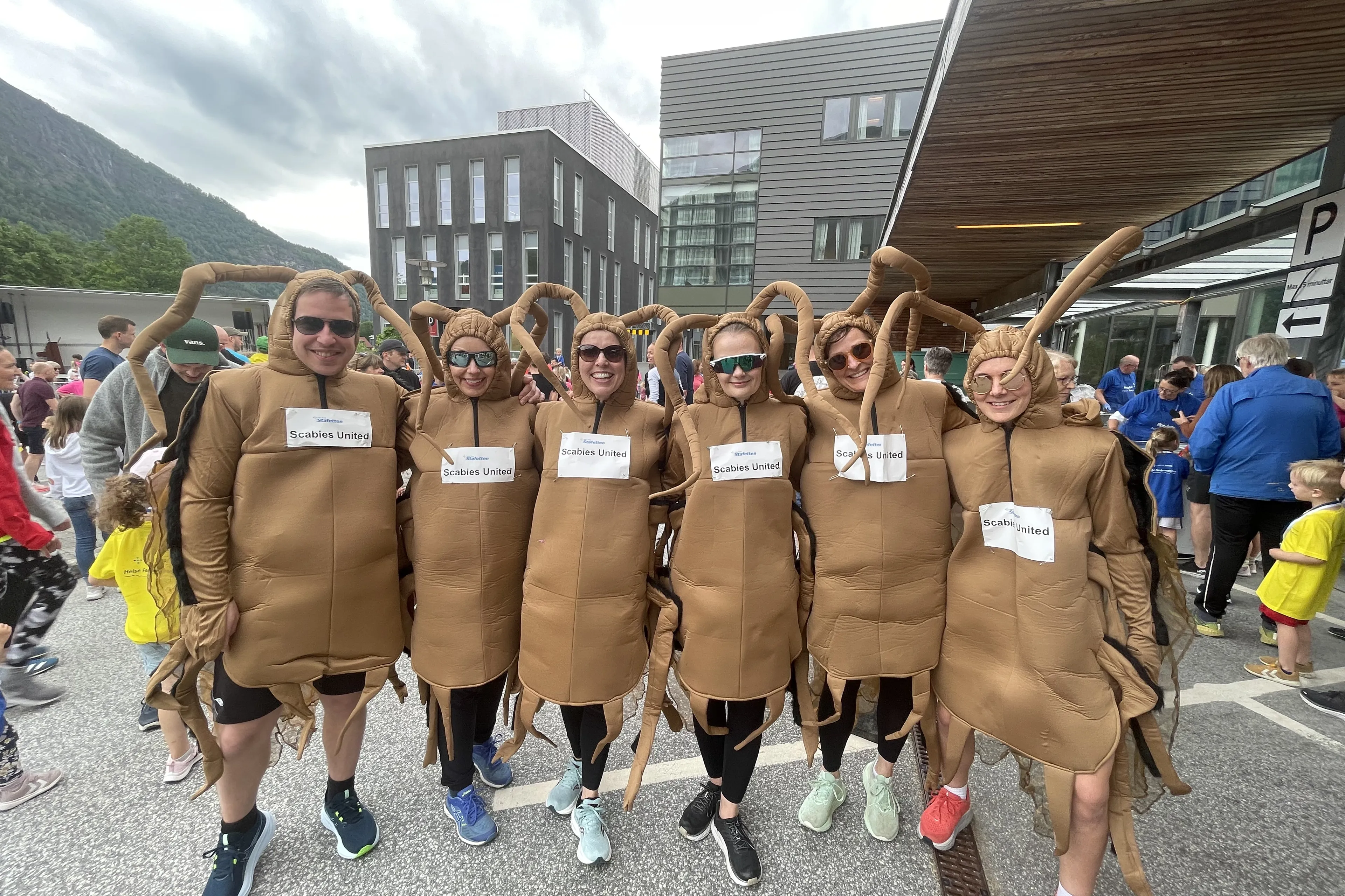 Ei gruppe menneske i kostyme, utkledd som skabb