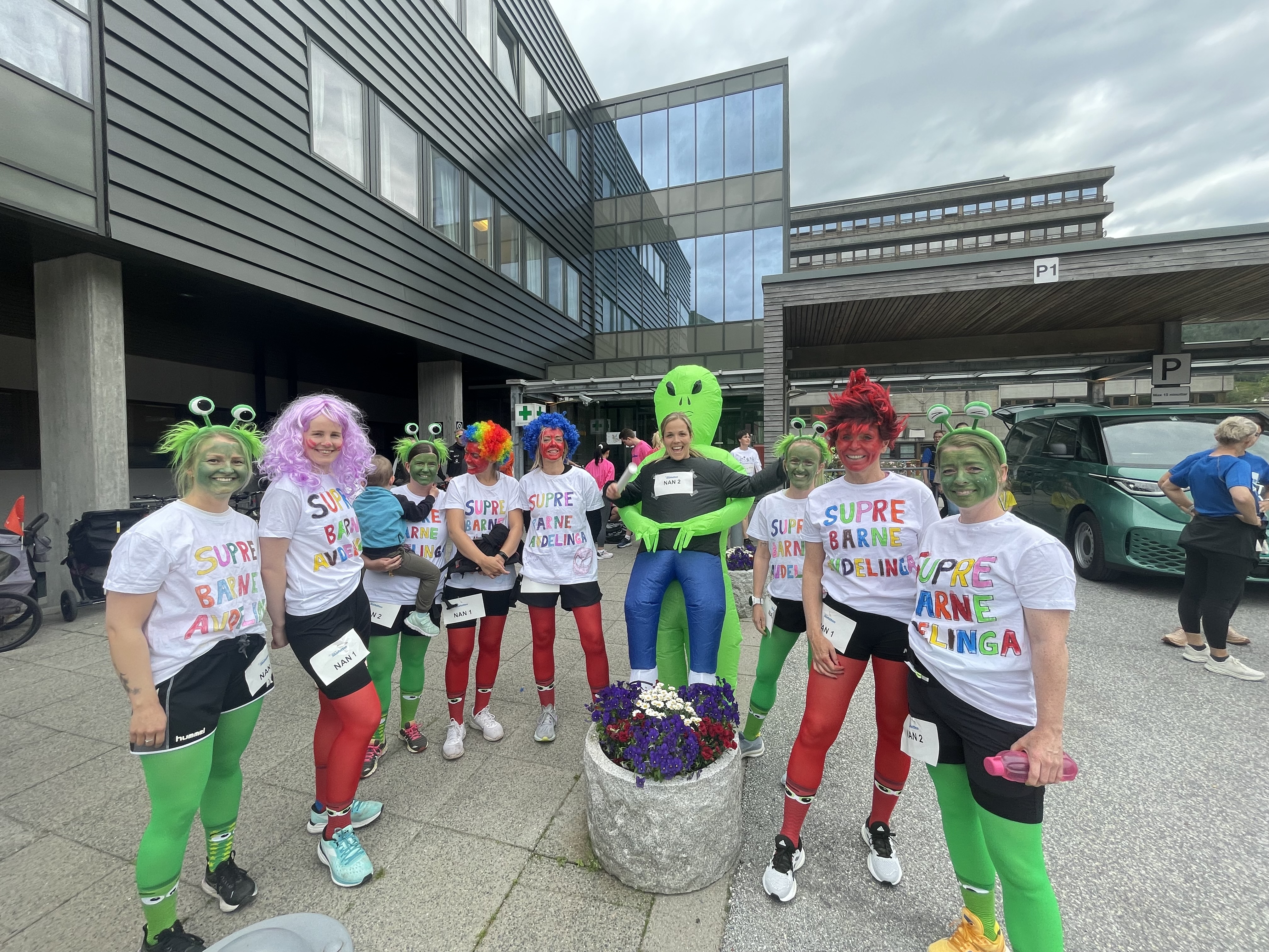 Ei gruppe menneske utkledd som klovnar