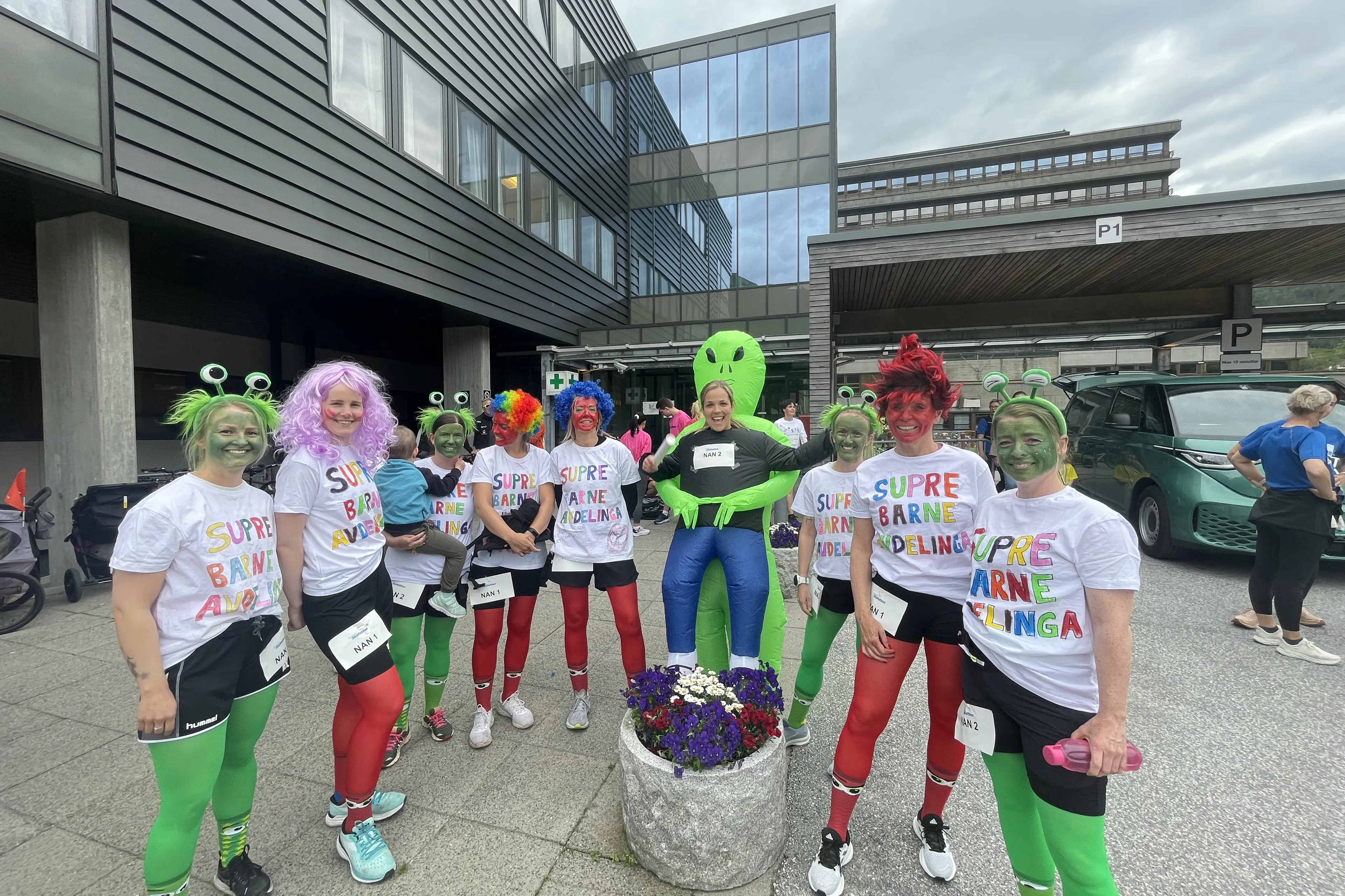 Ei gruppe menneske utkledd som klovnar