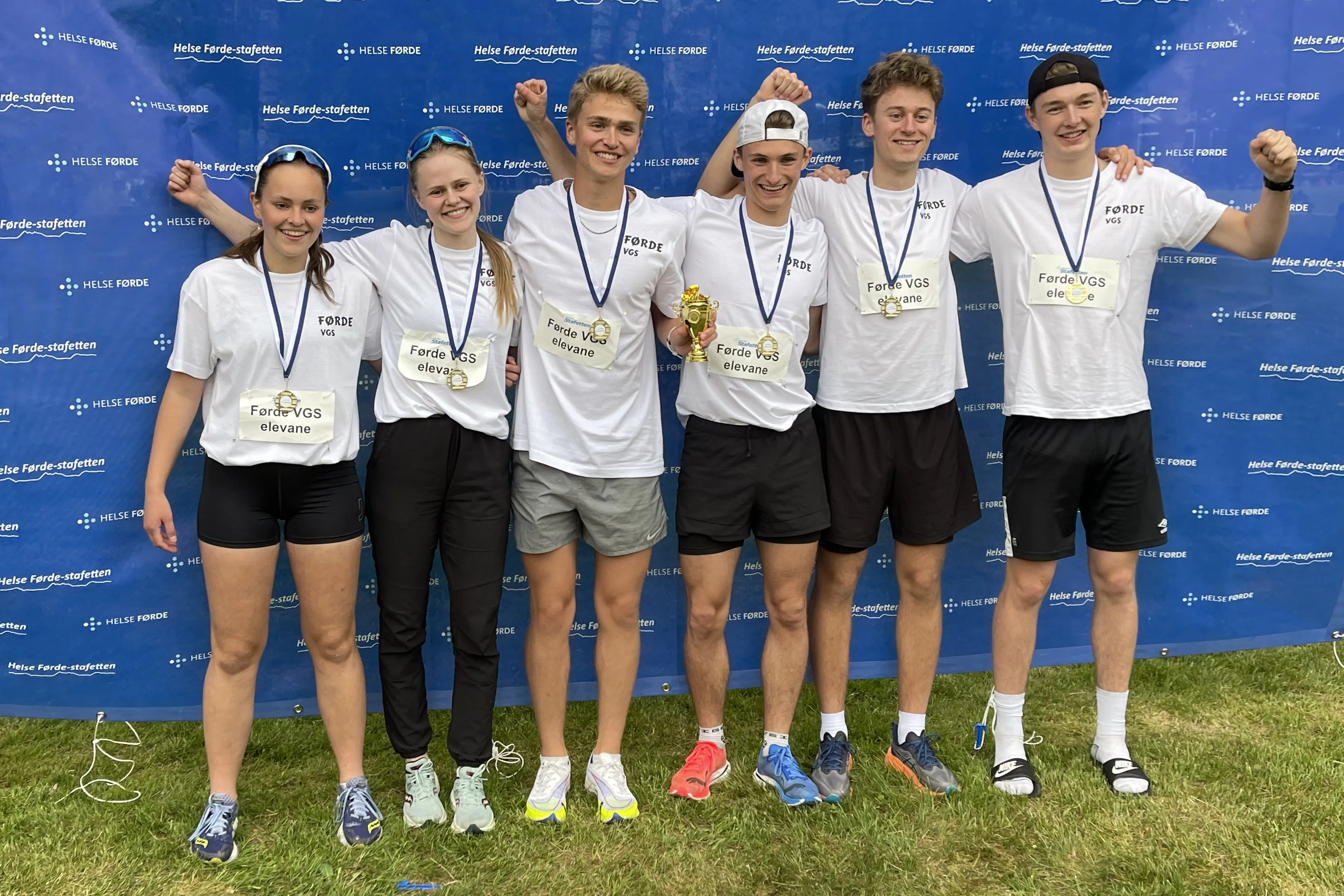 Ei gruppe menneske med medaljar