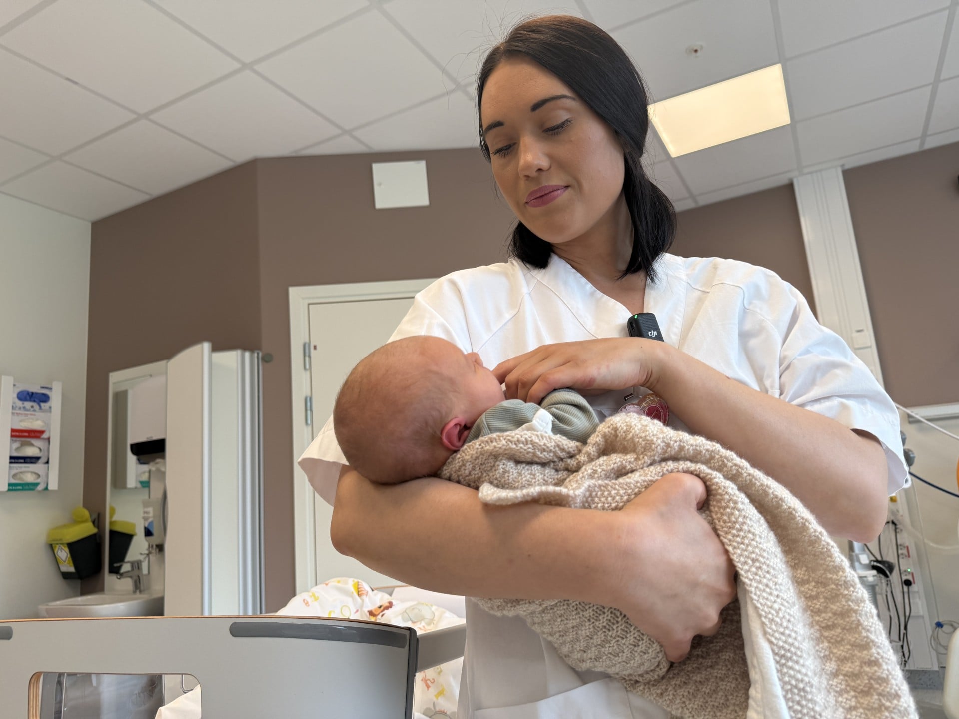 Jordmor Tina Gotteberg Hove med ein nyfødd baby i armane.