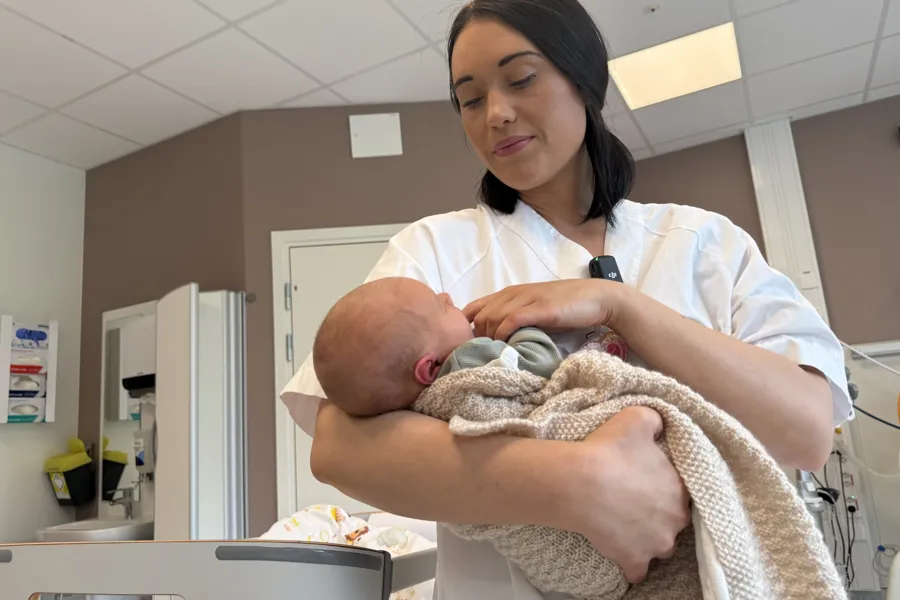 Jordmor Tina Gotteberg Hove med ein nyfødd baby i armane.