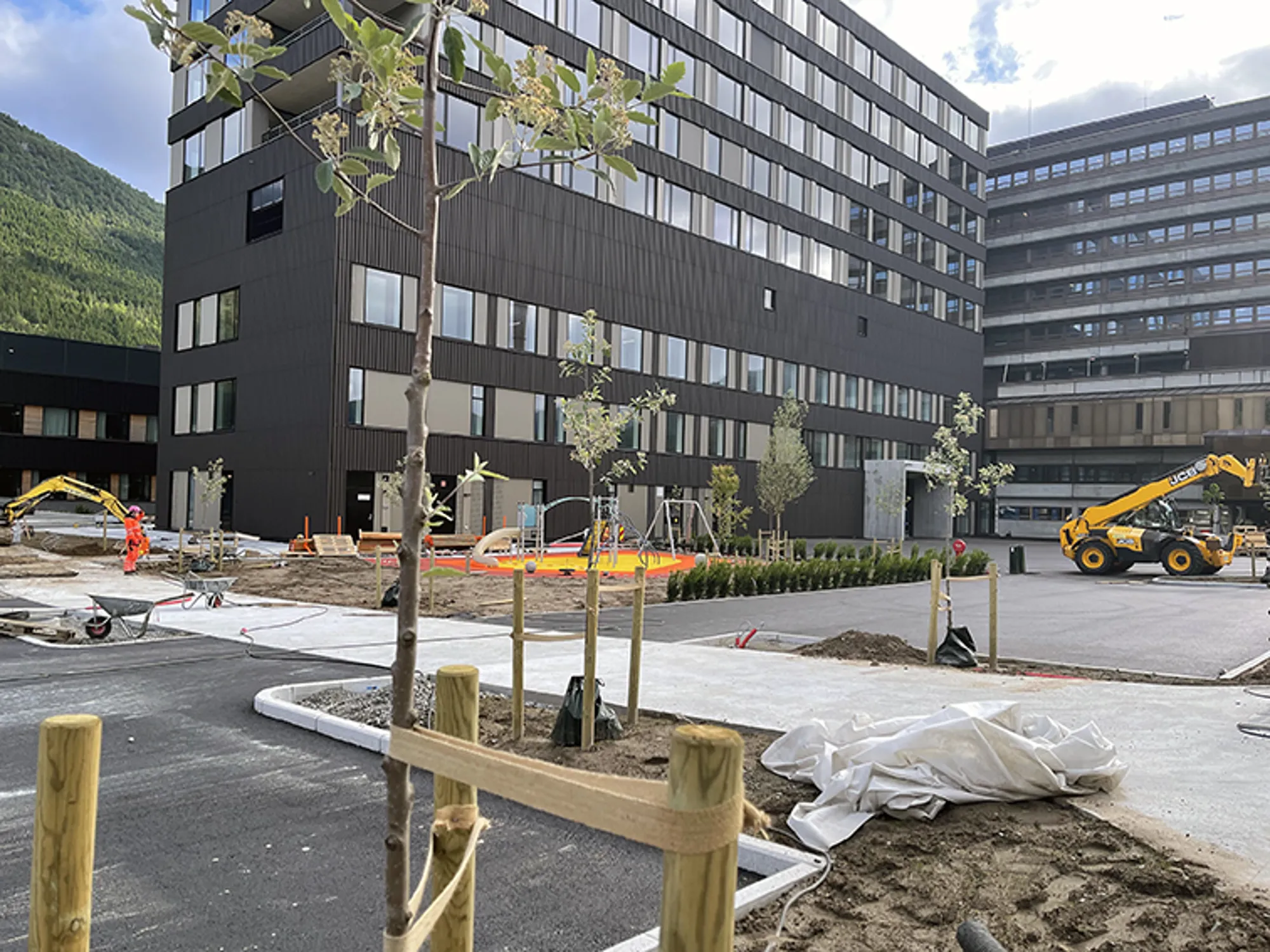 Ein byggeplass med anleggsmaskiner