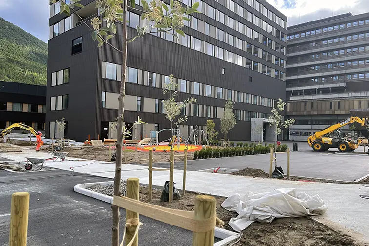 En byggeplass med anleggsmaskiner
