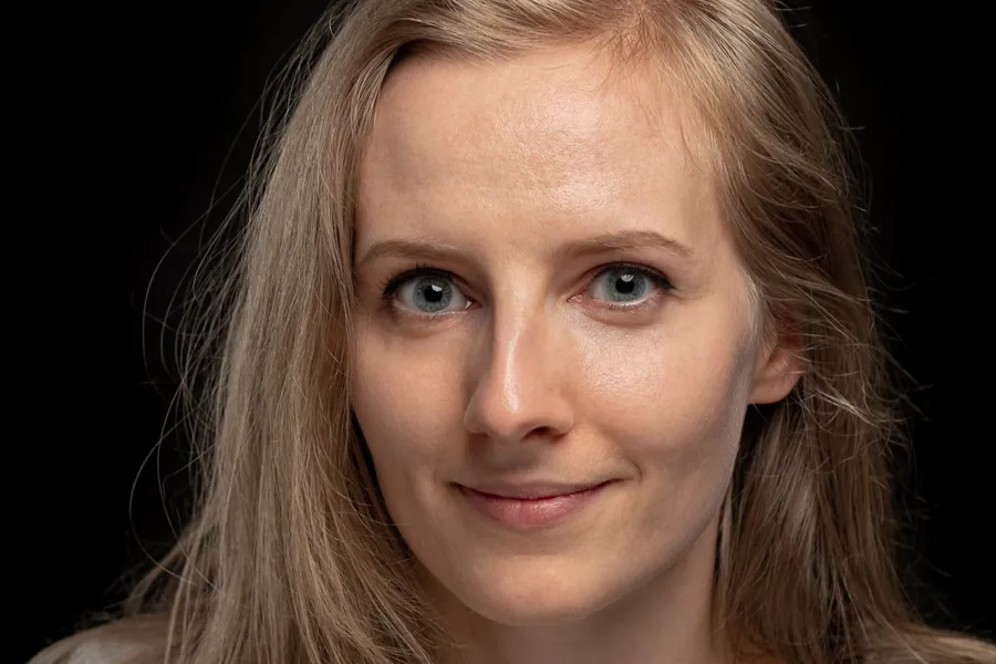 Portrettbilde av en kvinne med langt blondt hår