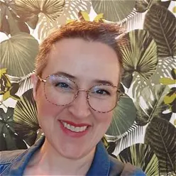 Ei kvinne med briller som smiler