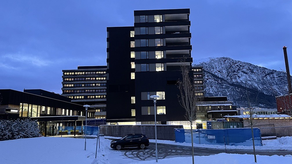Førde sentralsjukehus ein vinterkveld i blåtimen