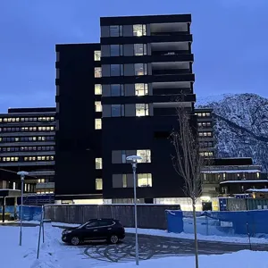Førde sentralsjukehus ein vinterkveld i blåtimen