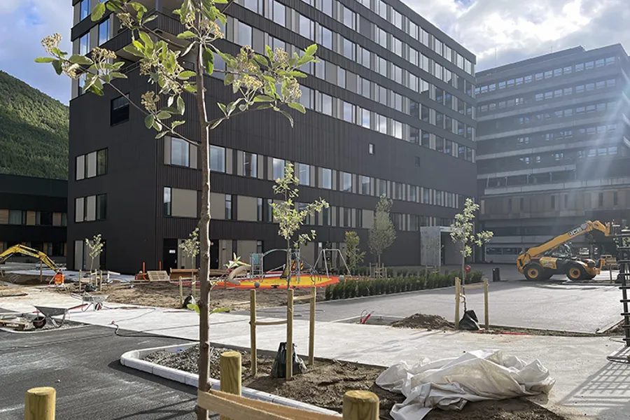 En byggeplass med anleggsmaskiner