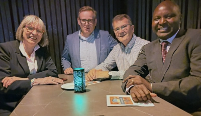 Ei gruppe mennesker som sit ved eit bord