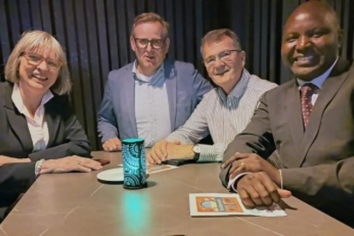 Ei gruppe mennesker som sit ved eit bord