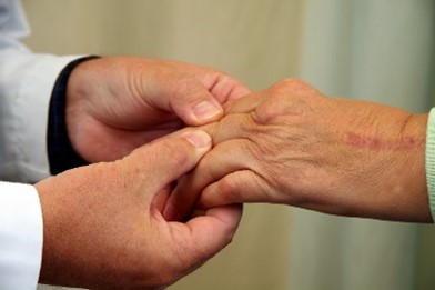 Et nærbilde av hender