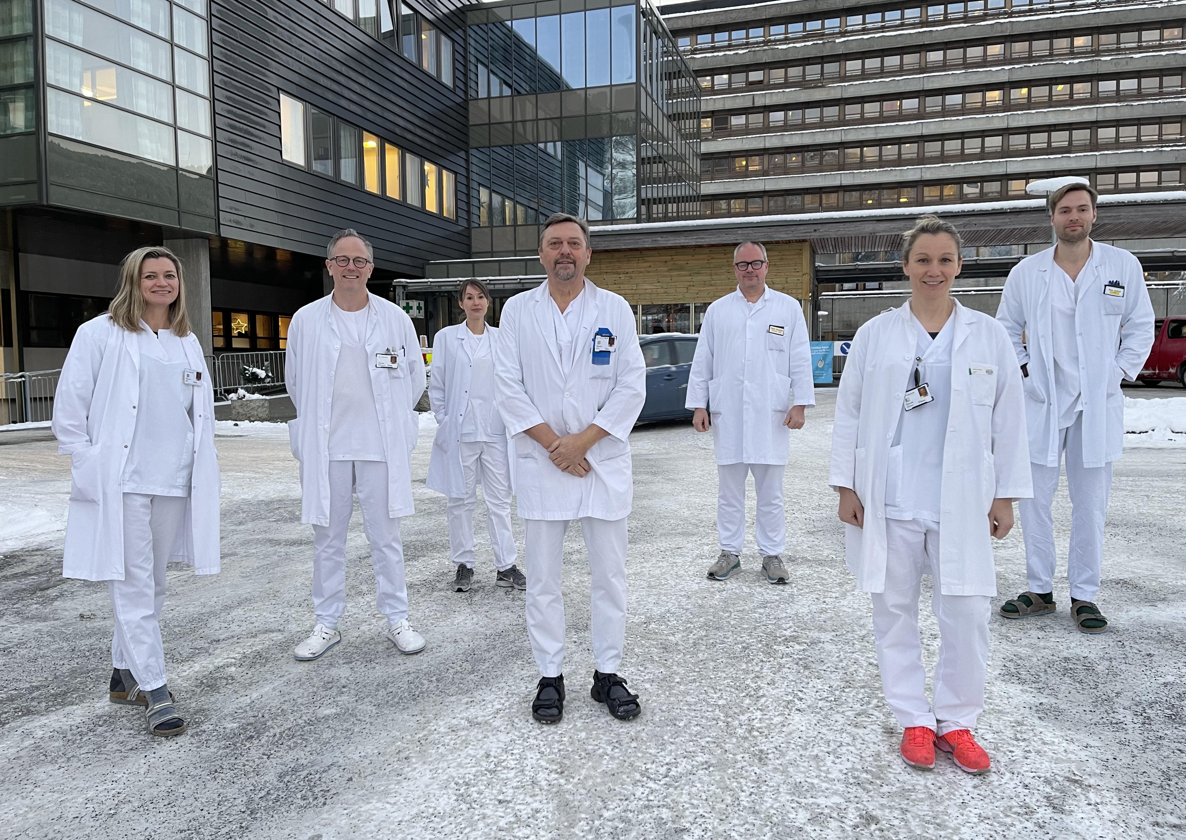 Syv hvitkledde leger som står samlet utenfor sentralblokken ved Førde sentralsykehus