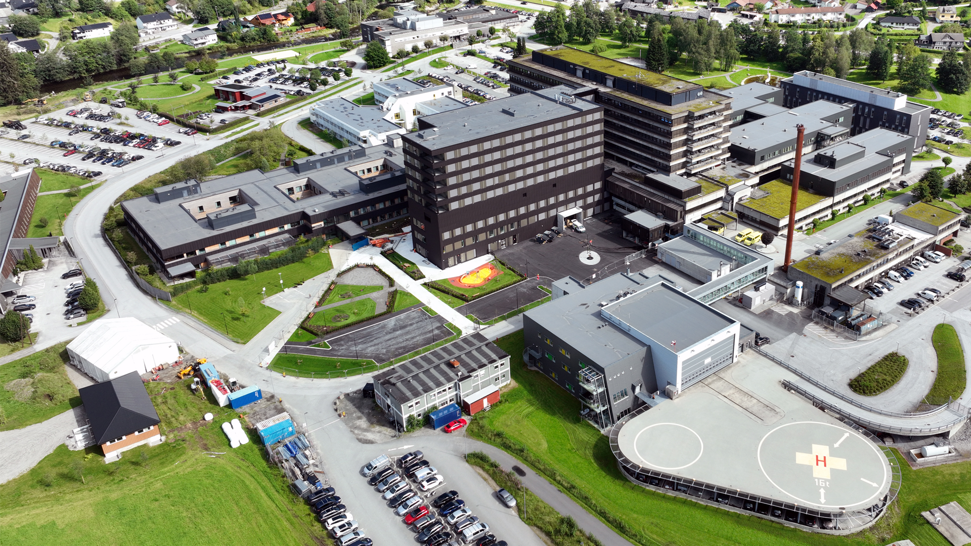 Dronefoto av Førde sentralsjukhus