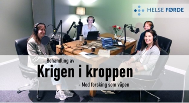 En gruppe mennesker som sitter ved et bord med mikrofoner