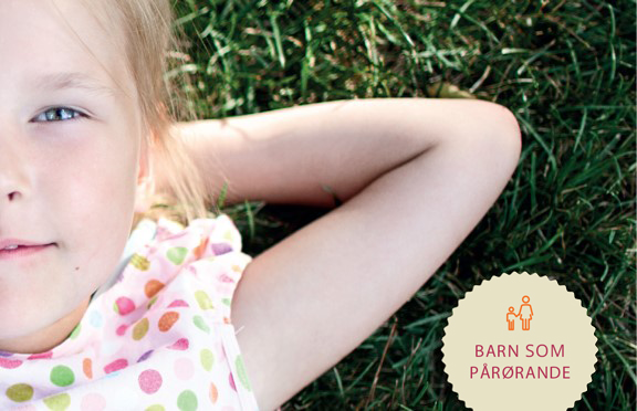 En jente som ligger i gresset