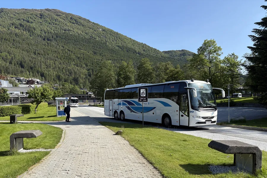 Ein buss ved holdeplass