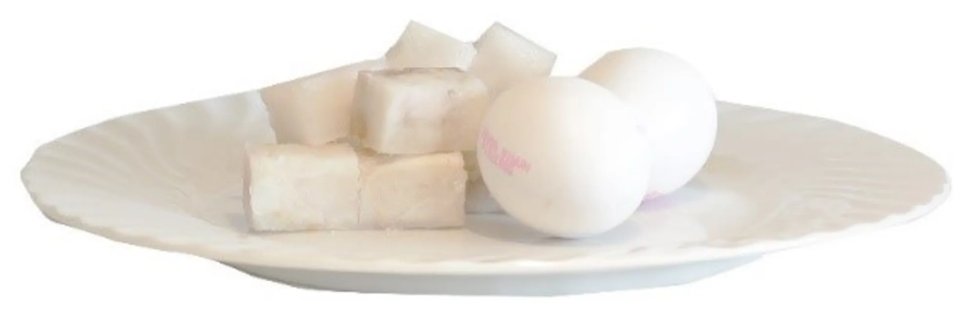 Et hvitt egg på en hvit tallerken