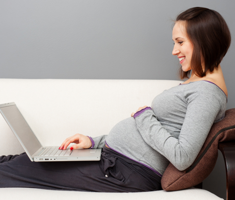Gravid kvinne med laptop