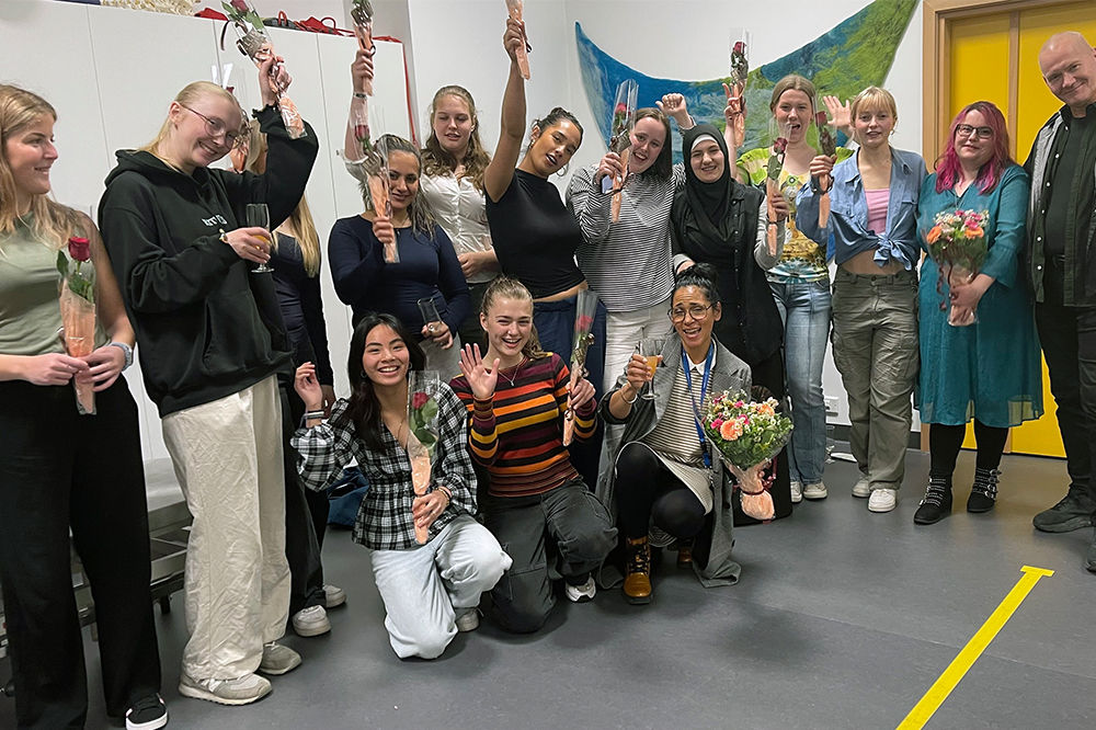 En gruppe mennesker som poserer for et bilde