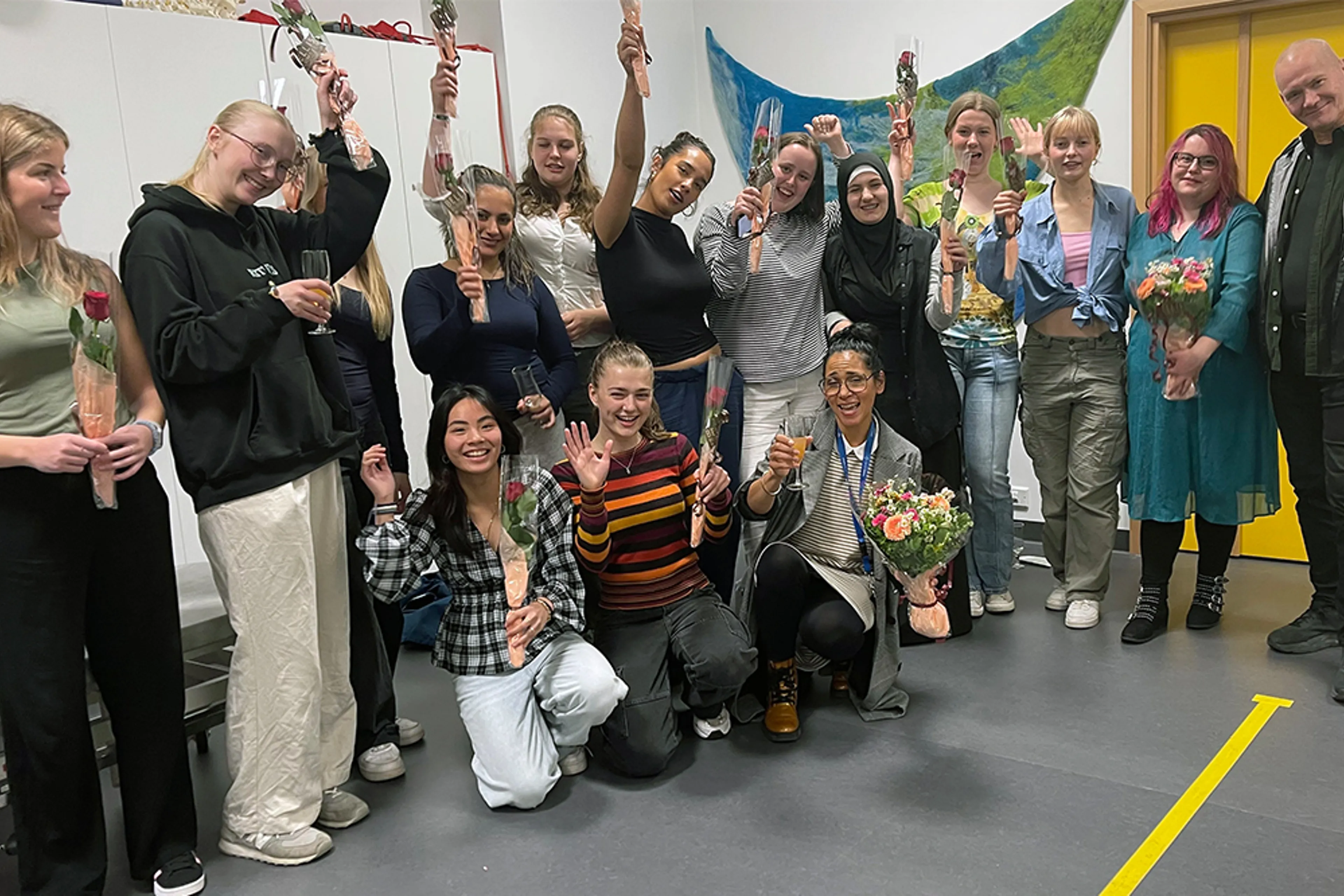 En gruppe mennesker som poserer for et bilde