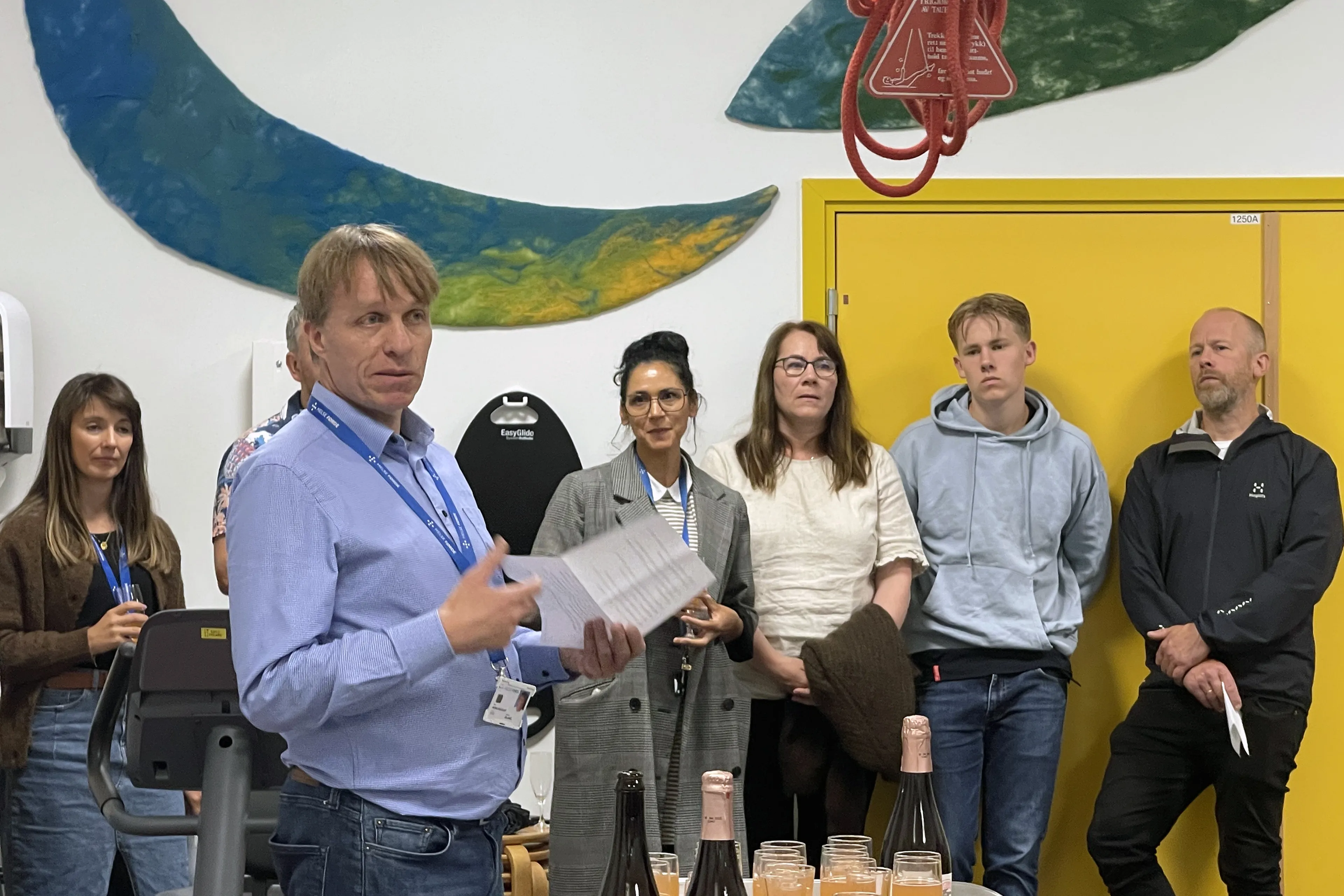 En gruppe mennesker som står foran et bord med drinker