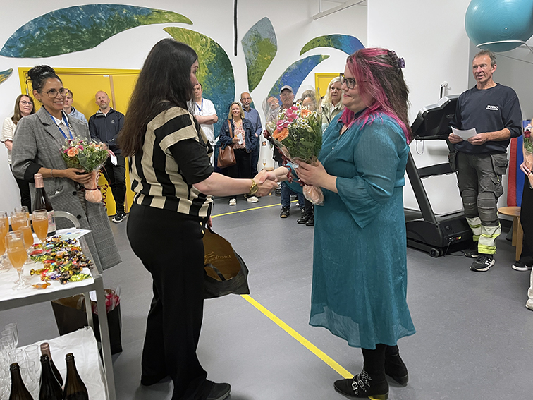 En kvinne i blå kjole og en kvinne i blå kjole