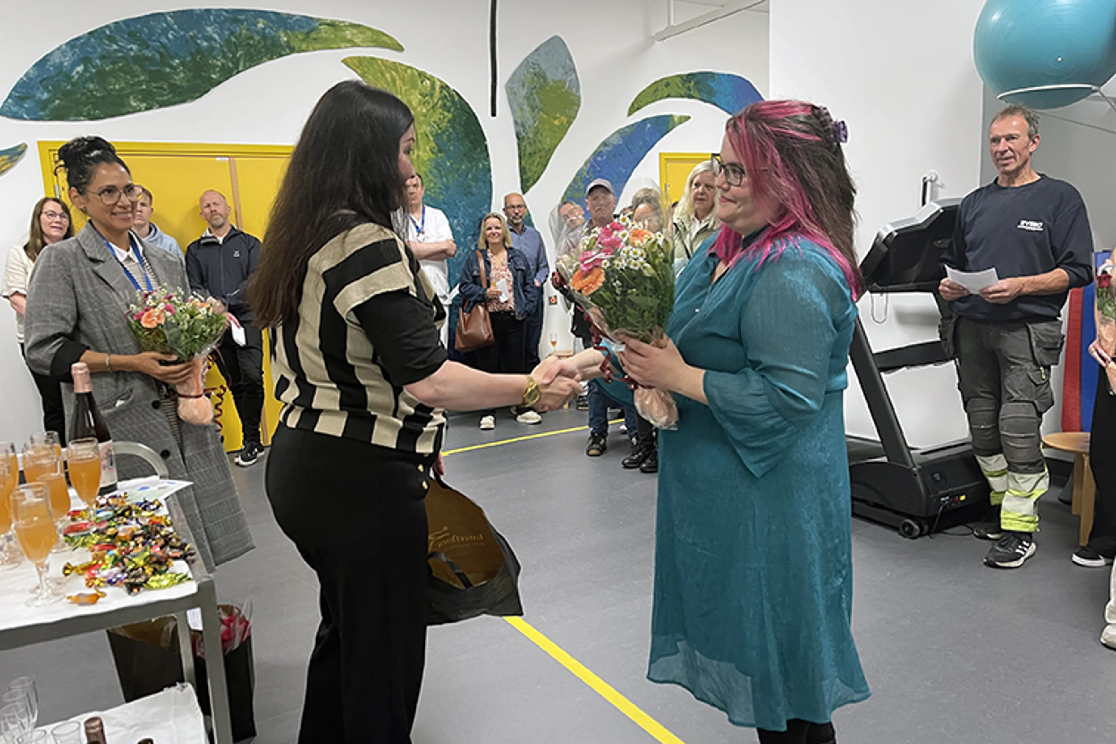 En kvinne i blå kjole og en kvinne i blå kjole