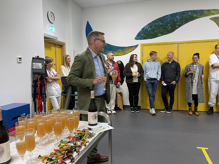 Ei gruppe menneske samla i eit rom