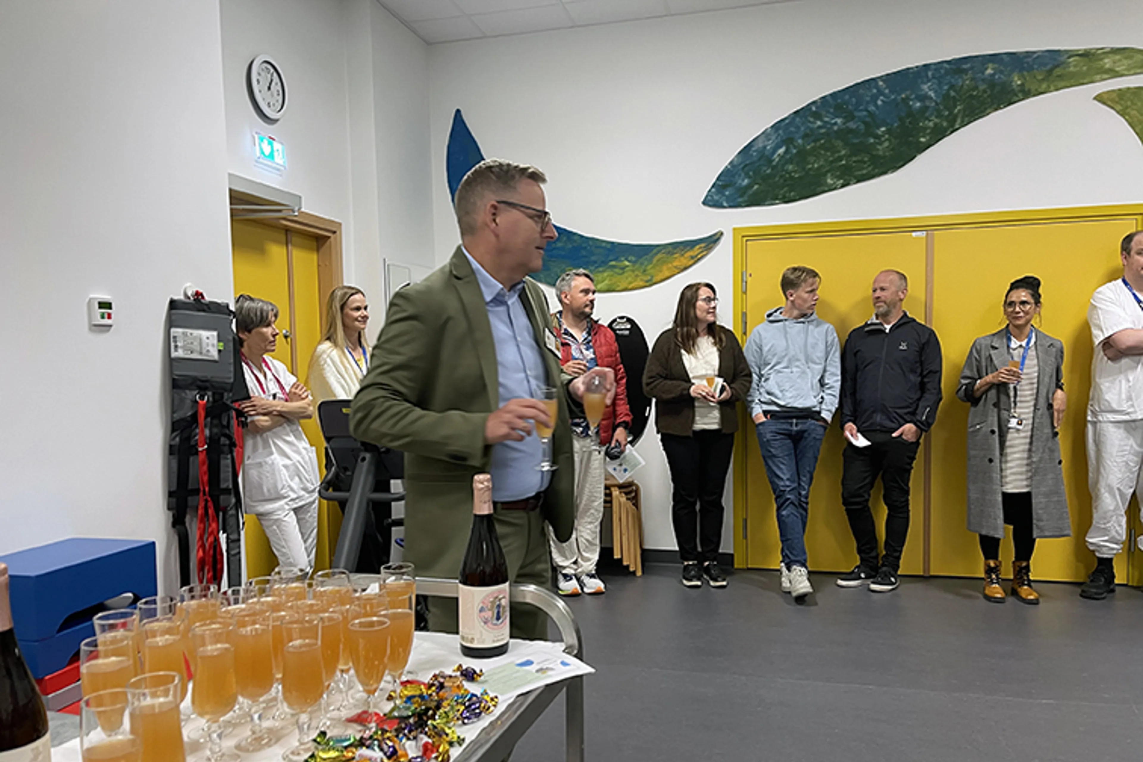 Ei gruppe menneske samla i eit rom