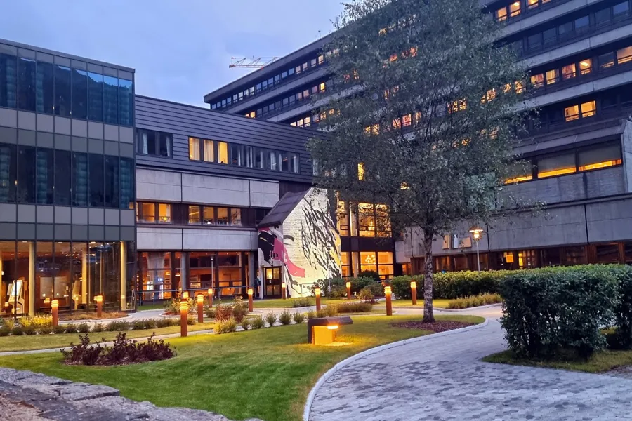 En bygning med glassfront