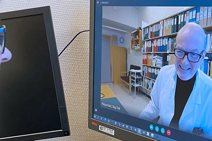 En mann og en kvinne som ser på en dataskjerm