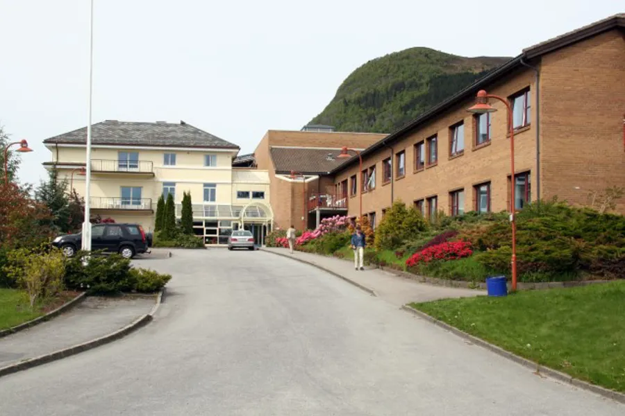 En gate med biler og bygninger på siden