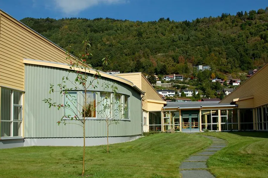 En bygning med sti og gress