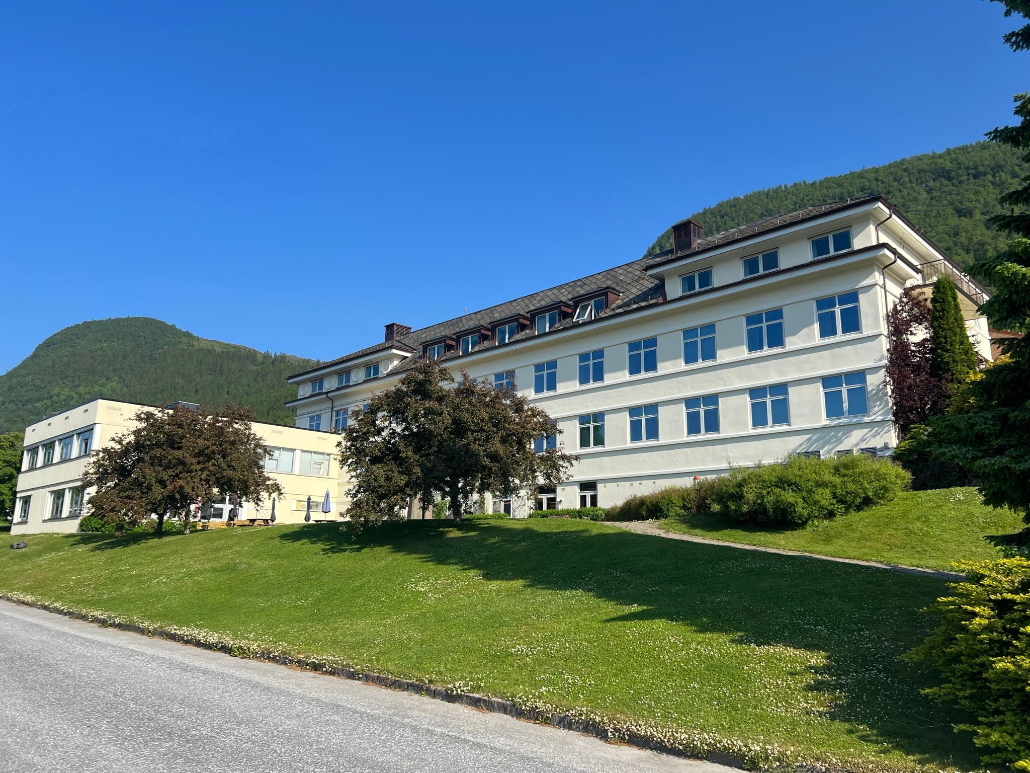 Nordfjord sjukehus ein sommardag