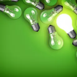 En haug med nøkler på et bord