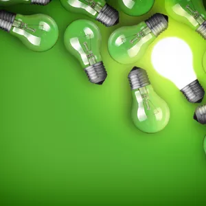 En haug med nøkler på et bord