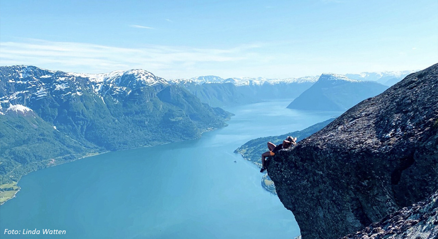 Spektakulær utsikt frå ein fjelltopp i Luster