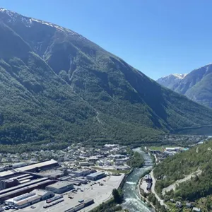 naturbilde over Årdal med grøne fjellsider og blå himmel