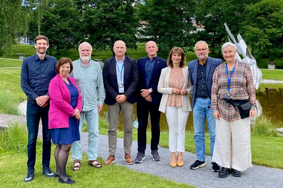 En gruppe mennesker som poserer for et bilde