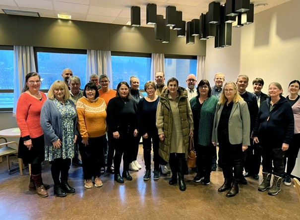 En gruppe mennesker som poserer for et bilde
