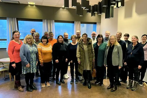 En gruppe mennesker som poserer for et bilde