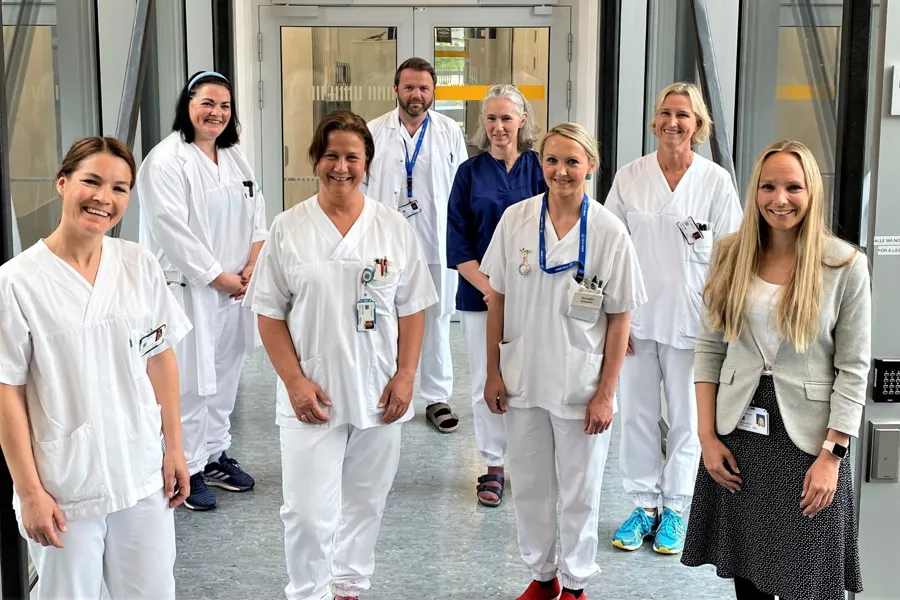 En gruppe mennesker i hvite laboratoriefrakker