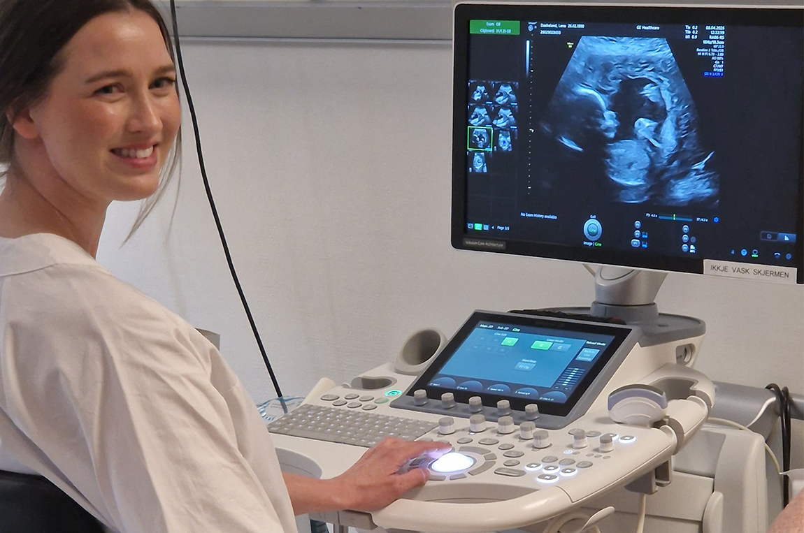 Ei ultralydjordmor som gjennomfører ei ultralydundersøking på ei gravid kvinne